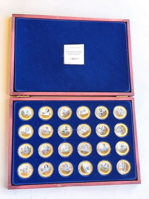Coin collection new, set of 18 in wooden case with certificate