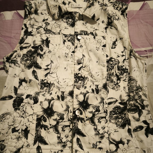 Sleeveless jacket like new, black and white, size M