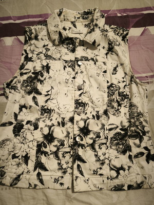 Sleeveless jacket like new, black and white, size M