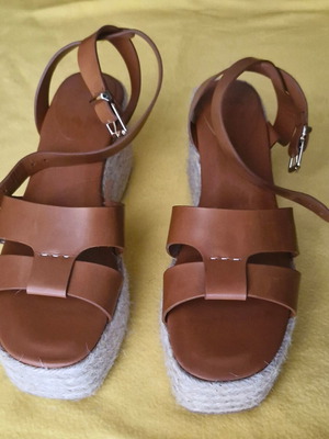 Zara leather sandals size 40 like new