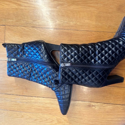 Black quilted synthetic leather ankle boots like new, size 39
