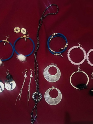 Set of 7 pairs of earrings, bracelet & necklace