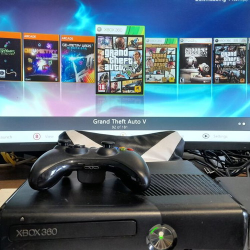 Xbox 360 S 500GB softmodded console with many games and emulators, like new