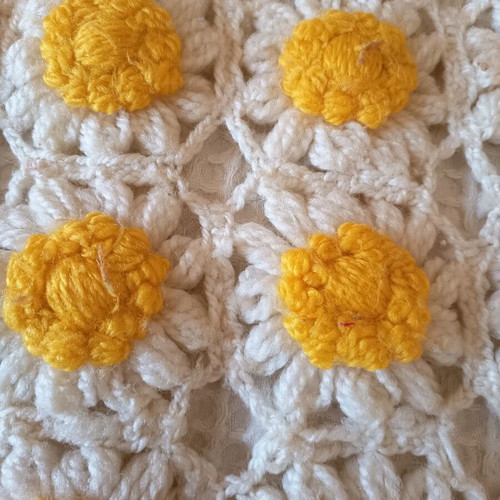 Vintage handmade baby blanket with daisy design, like new, 70x150 cm
