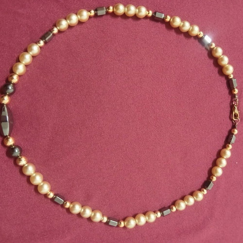 Women's necklace with pearls like new