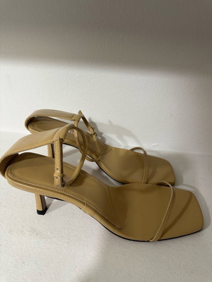 Zara beige sandal like new, size 37, synthetic leather