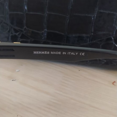 Women's sunglasses with black and gold frame, new, with case