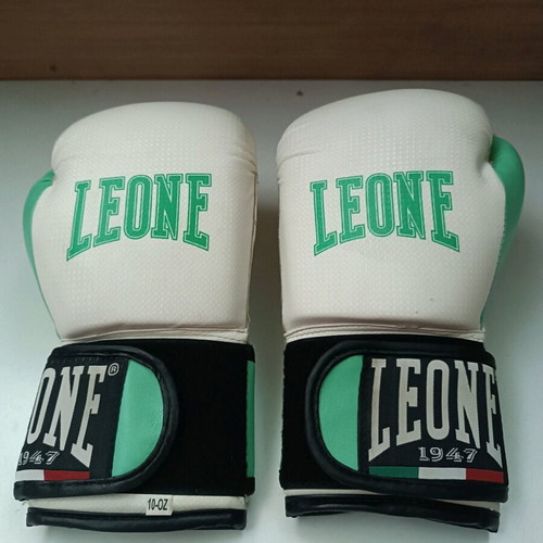 Leone boxing gloves like new for kids and women