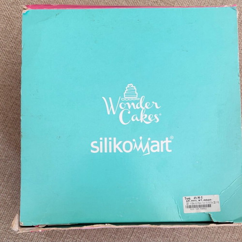 Wonder Cakes silicone mold for three-layer cakes like new