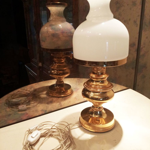 Vintage table lamp from 1975 like new with white opaline glass