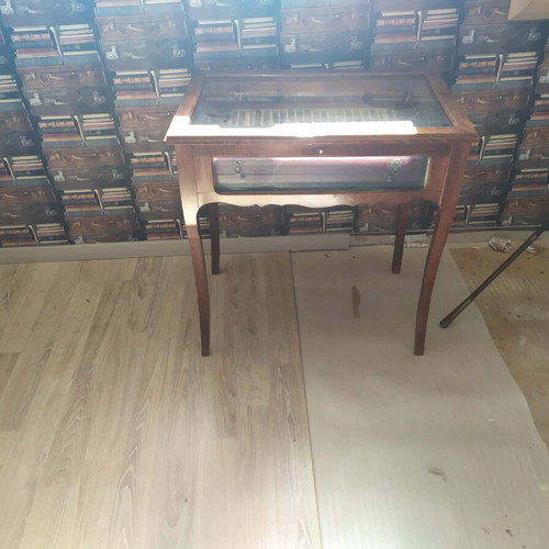 Display table with collectible pens like new, mahogany wood