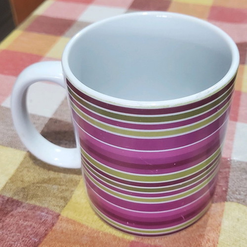 Coffee mugs used, set of 4 with designs and Nava brand