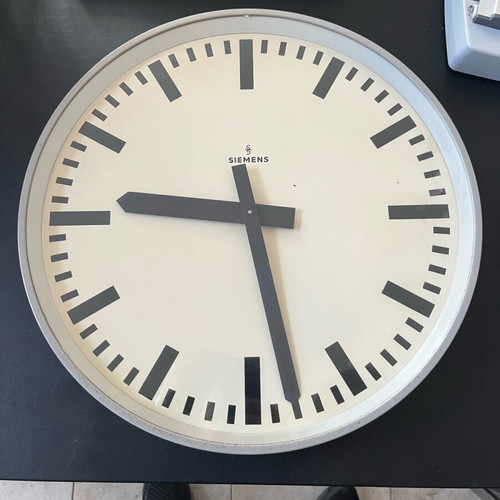 Siemens 220v wall clock analog used from 1960