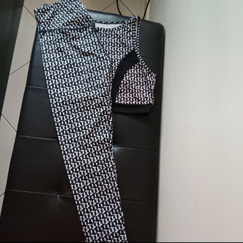Sinsay Gym Set crop top small and leggings medium like new black white