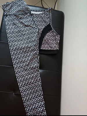Sinsay Gym Set crop top small and leggings medium like new black white