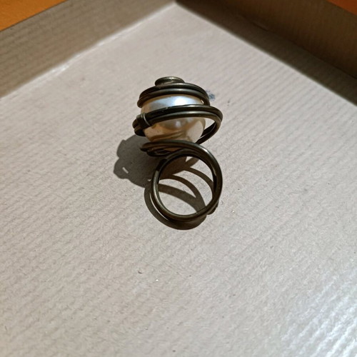 Boho-Chic ring with large pearl and vintage wire like new