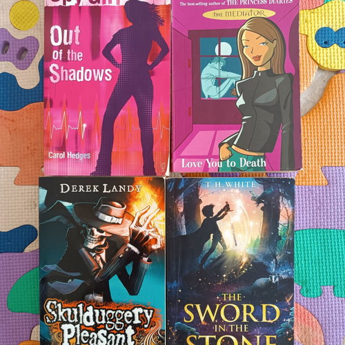 Mystery book set like new, pack of 4, English