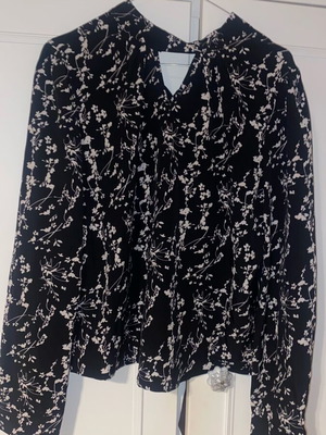 Floral blouse with front opening like new, size M, black and white