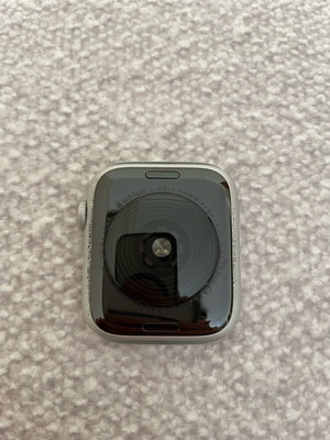 Apple Watch SE πρώτης γενιάς 2020 μεταχειρισμένο με πολλά λουράκια