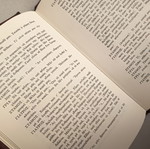 Δύο βιβλία του Μενέλαου Λουντέμη, κόκκινη δερματόδετη έκδοση