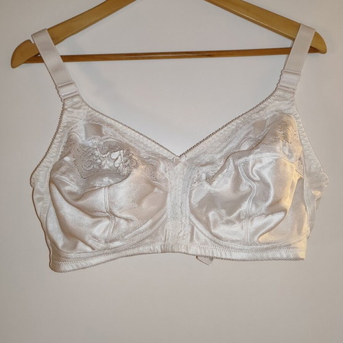 Triumph Claudette 104 N bra size 95D, white, lace details