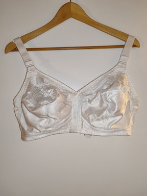 Triumph Claudette 104 N bra size 95D, white, lace details