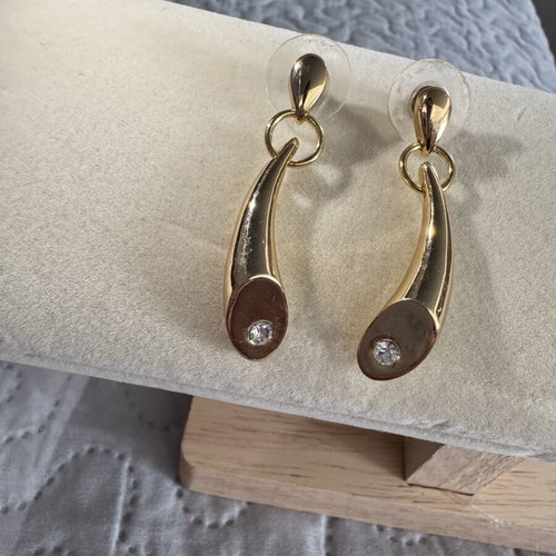 Earrings like new, gold tone, dangle