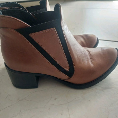 Nikolas tan ankle boots like new, size 38