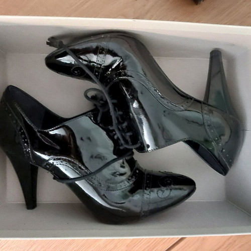 Geox patent leather Oxford shoes size 38 with 9cm heels like new