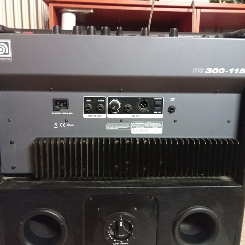 Ampeg BA-300/115 bass combo amplifier like new