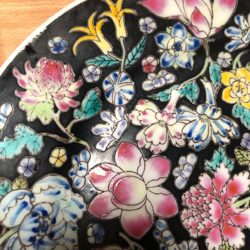 Set of 2 vintage Chinese porcelain decorative plates like new