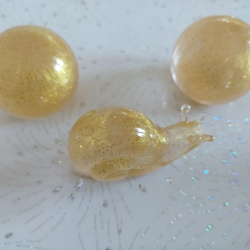 Table decorative set 2 gold balls and gold snail made of liquid glass new