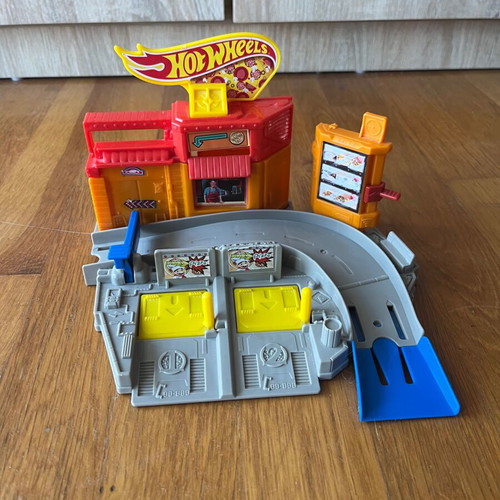 Hot Wheels pizza track like new with pizza launcher lever
