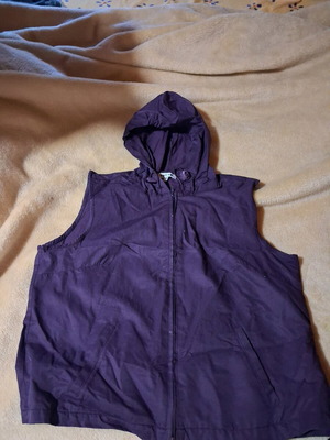 Sleeveless thin medium vest like new