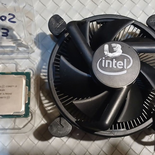 Intel Core i3-10105 used with integrated graphics and original cooler