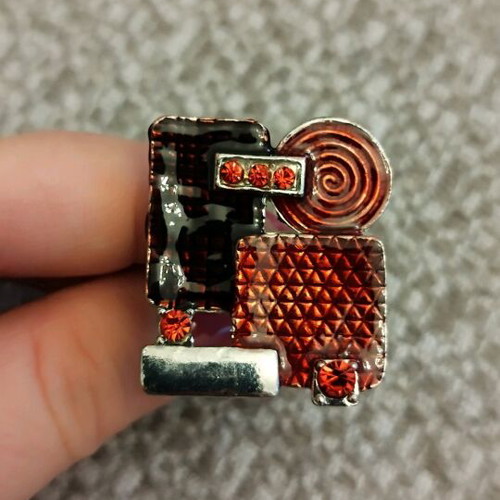 Ring large in burgundy shades like new, adjustable size