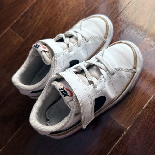 Nike casual shoes for boys size 27, white