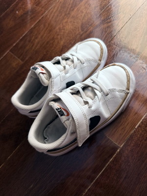 Nike casual shoes for boys size 27, white