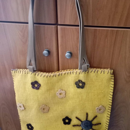 Straw shoulder bag yellow new with wooden beads