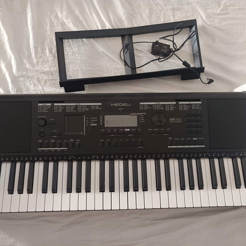 Medeli MK-401 keyboard with 61 dynamic keys