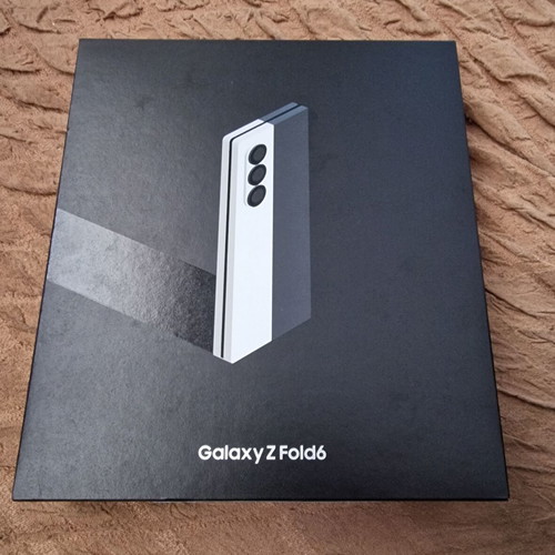 Samsung Galaxy Z Fold 6 12GB 1TB white used with cases