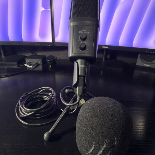 uRage Stream 700 HD USB gaming and streaming microphone with tripod