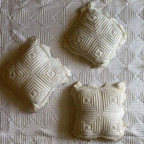 Vintage handmade crochet bedspread with 3 matching pillows white/ecru