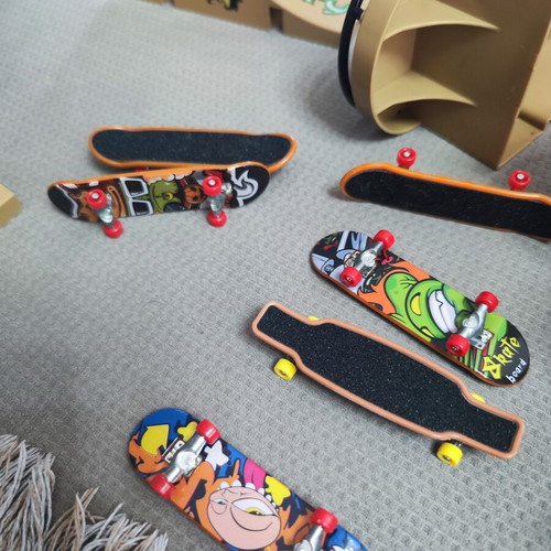 Finger Skate Track with 6 Skates gift, like new