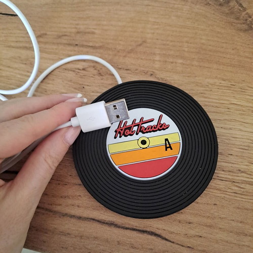 Mustard Hot Tracks USB Mug Warmer like new, retro vinyl design