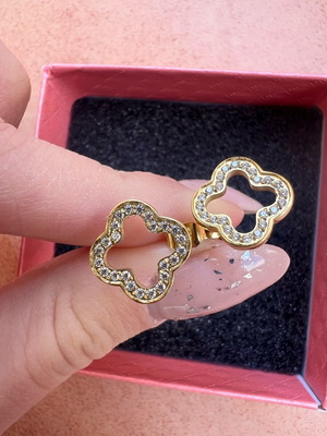 Stud earrings new, gold flower design