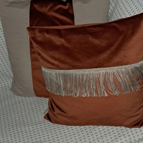 Throws and 3 pillows like new for two- and three-seater sofa