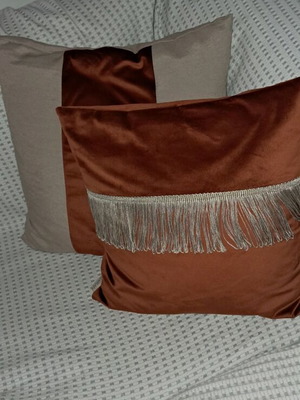 Throws and 3 pillows like new for two- and three-seater sofa
