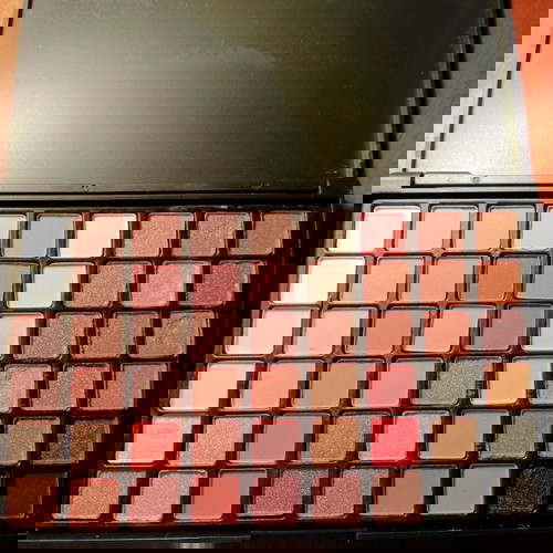 Палитра сенки малка с 54 нюд и брокатени нюанса нова