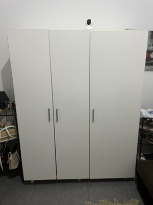 Three-door clothing wardrobe 180x52x140 cm with adjustable plastic feet